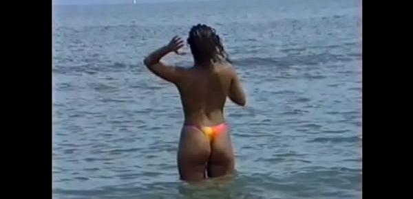  amatorial topless beach girl